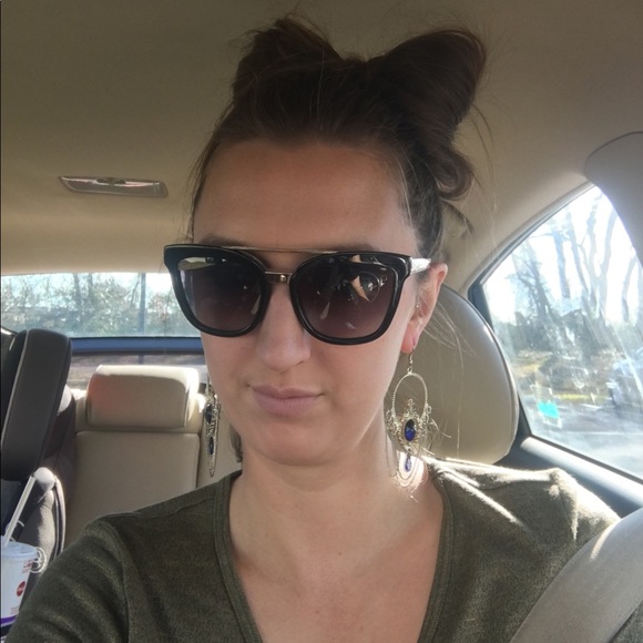 Meet your Posher, Stephanie - Picture 3 of 8